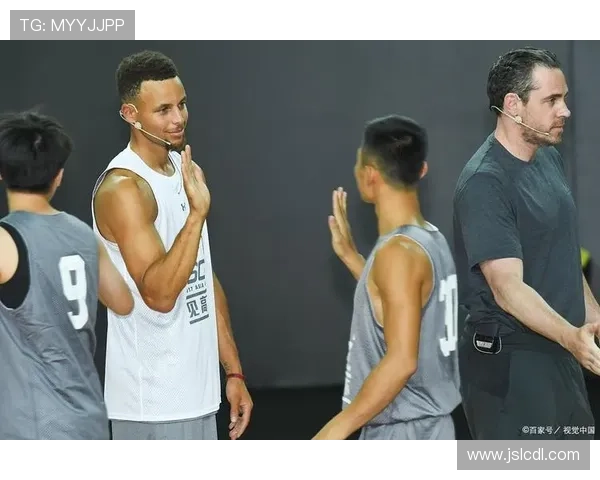 足球明星因意外受伤手指断裂的真实照片曝光引发广泛关注和讨论