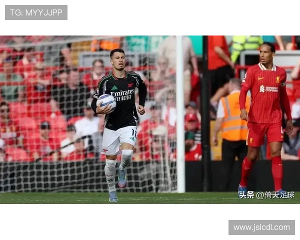 足球明星拉耳朵动作视频揭秘球场背后的趣味瞬间与训练技巧