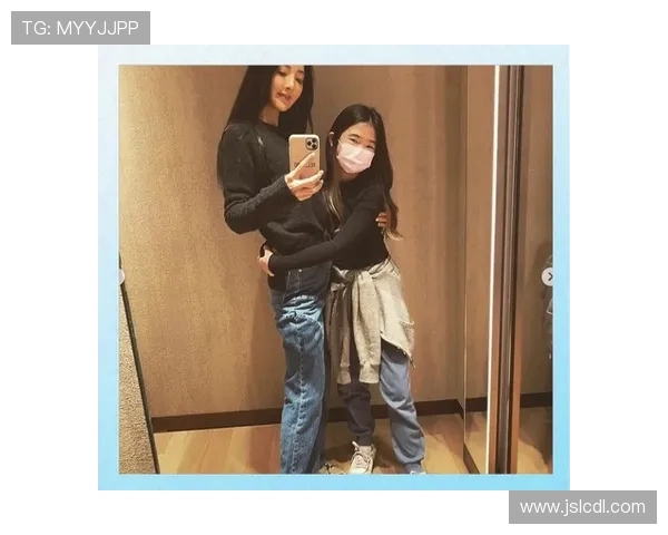 足球明星与萌娃的温馨时刻共同见证梦想与成长的美好瞬间