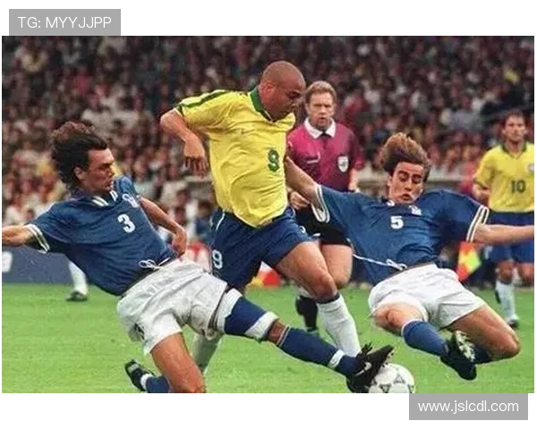 八号球衣传奇足球明星的辉煌历程与不朽影响力分析