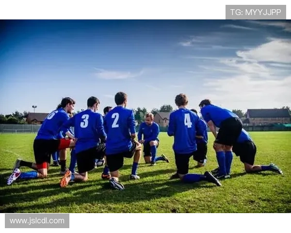 足球明星精彩配合瞬间集锦图赏助你领略足球魅力与团队精神 足球明星精彩配合瞬间集锦图赏助你领略足球魅力与团队精神