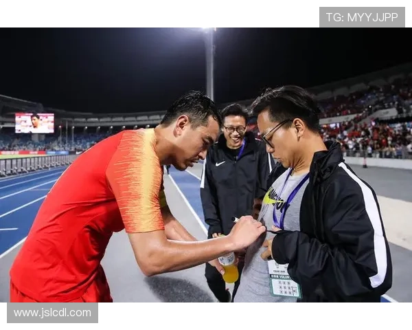 全国足球明星签名盛典精彩回顾与球迷互动活动全记录